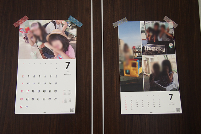 「TOLOT」の「毎月カレンダー」を壁に貼り付け